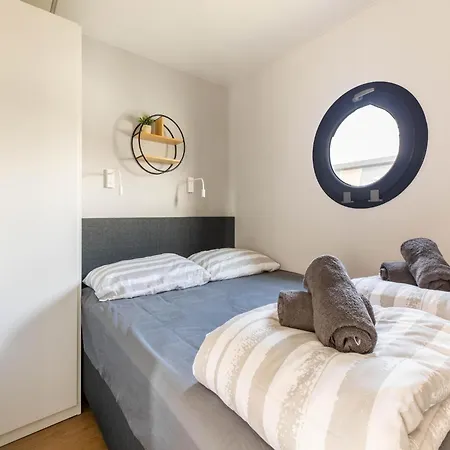 Houseboat In Marina, Cleaning Included