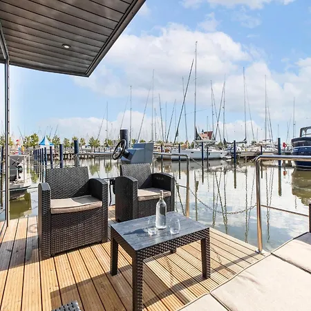Botel Houseboat In Marina, Cleaning Included Volendam