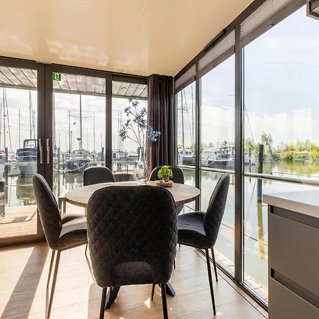 Houseboat In Marina, Cleaning Included Botel