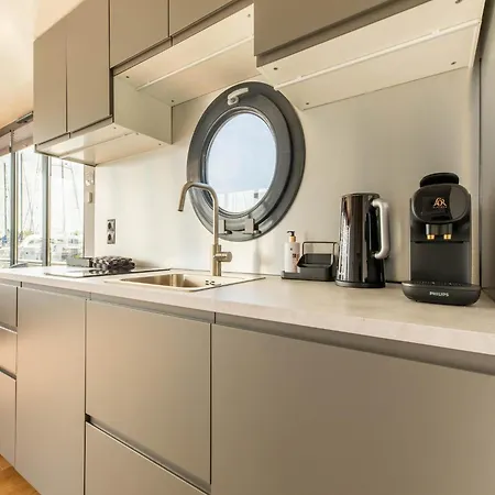 Botel Houseboat In Marina, Cleaning Included Volendam