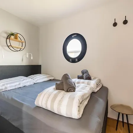 Comfortable Houseboat In Marina, Cleaning Included Hotel en barco Volendam