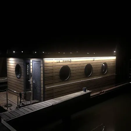 Houseboat In Marina, Cleaning Included Volendam