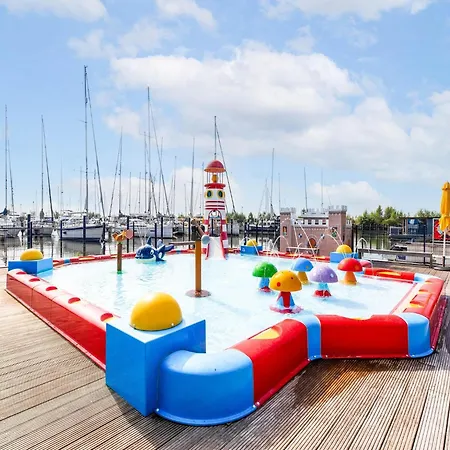 Houseboat In Marina, Cleaning Included Botel